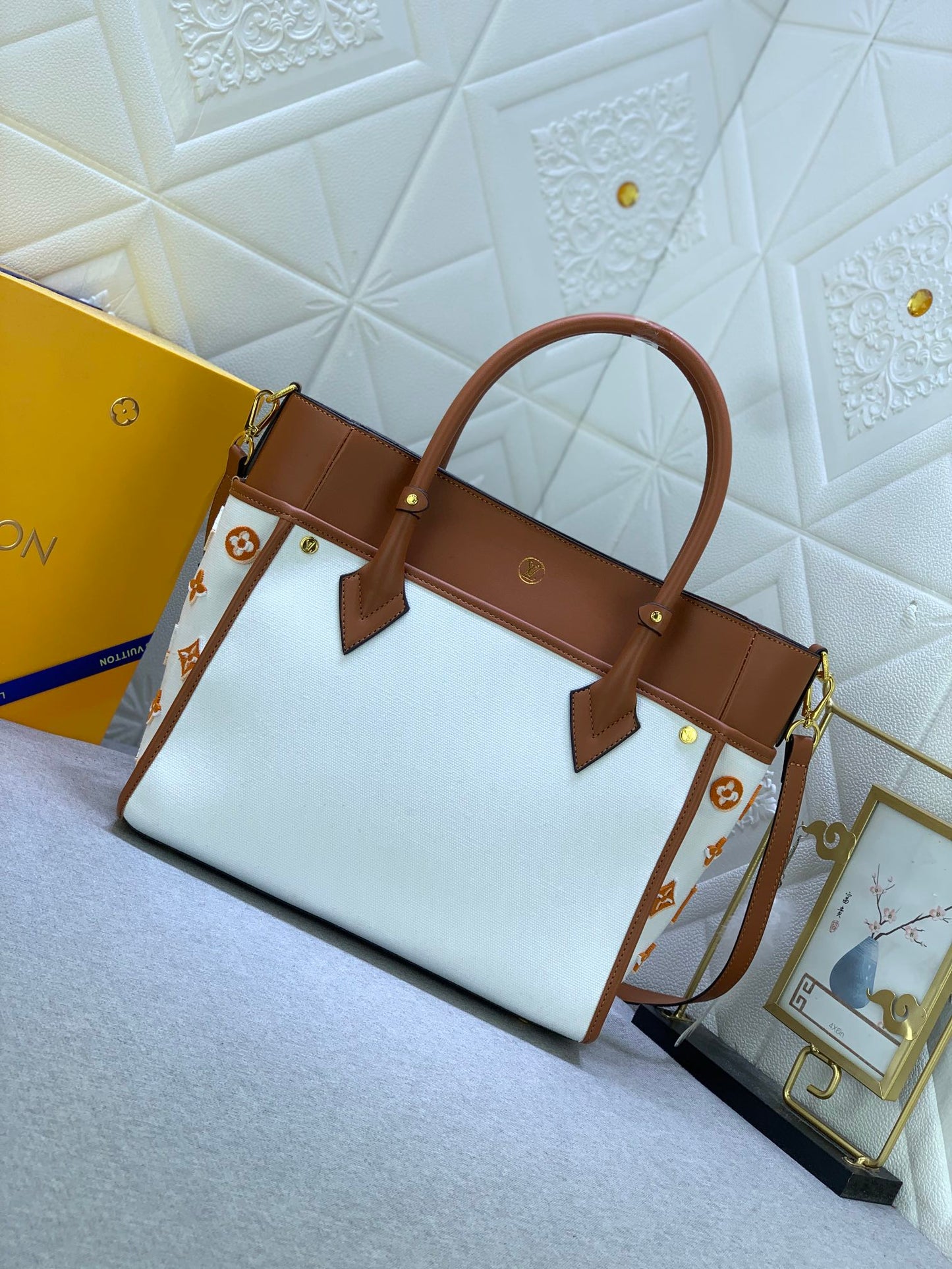 2XE338B  Fashionable leather bag 