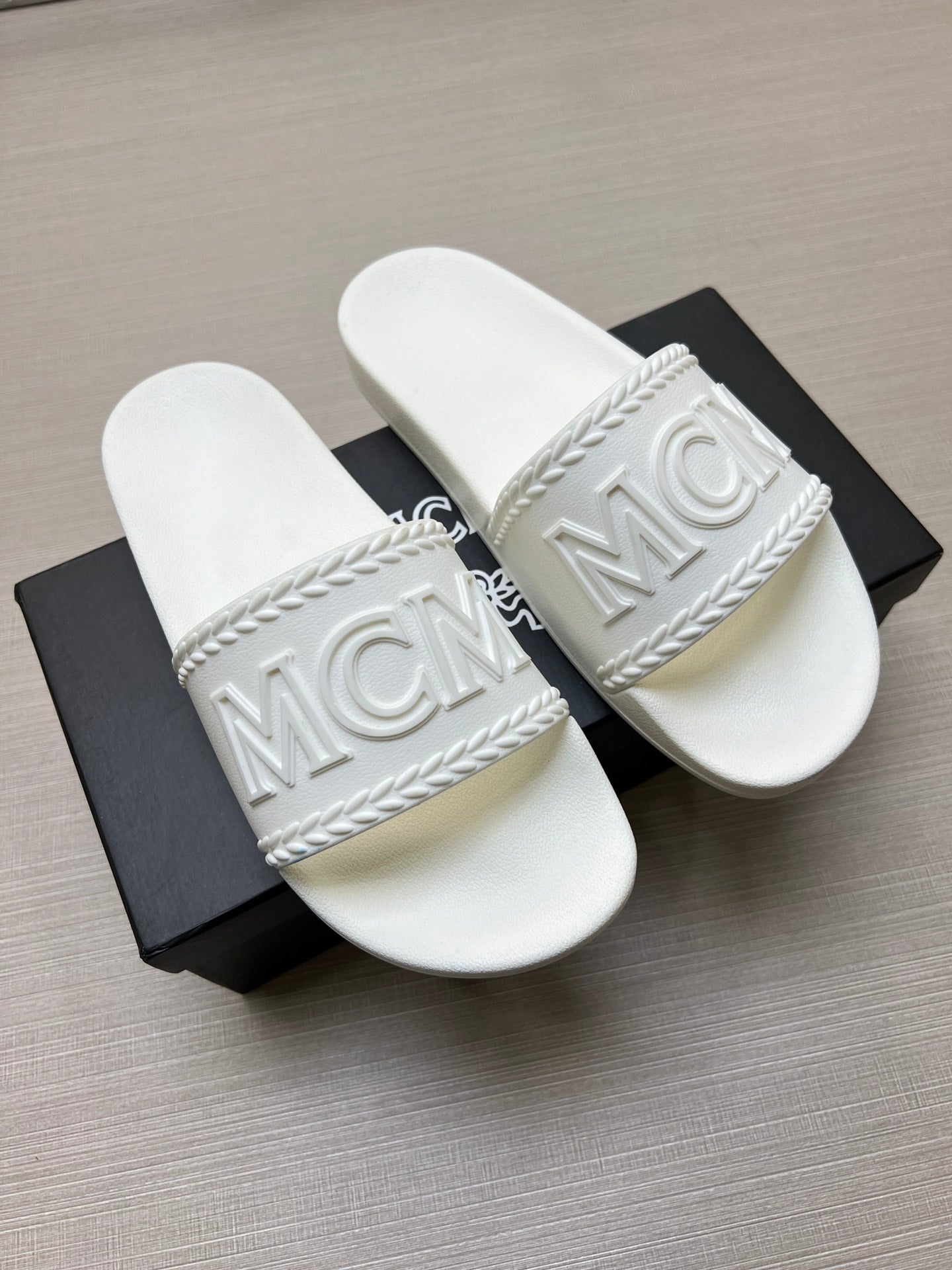 54M42Z    fashion  slippers