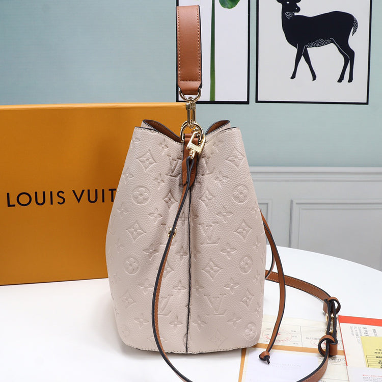 1E81B  Fashionable leather bag 