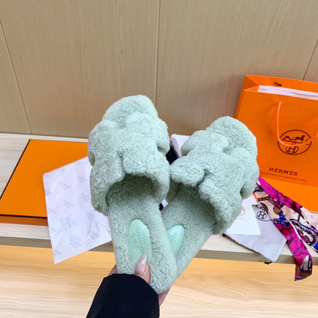 14H28Z   fashion slippers