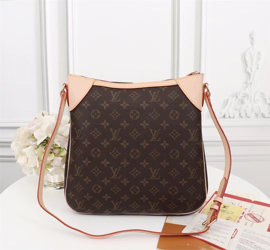 6E01B  Fashionable leather bag 