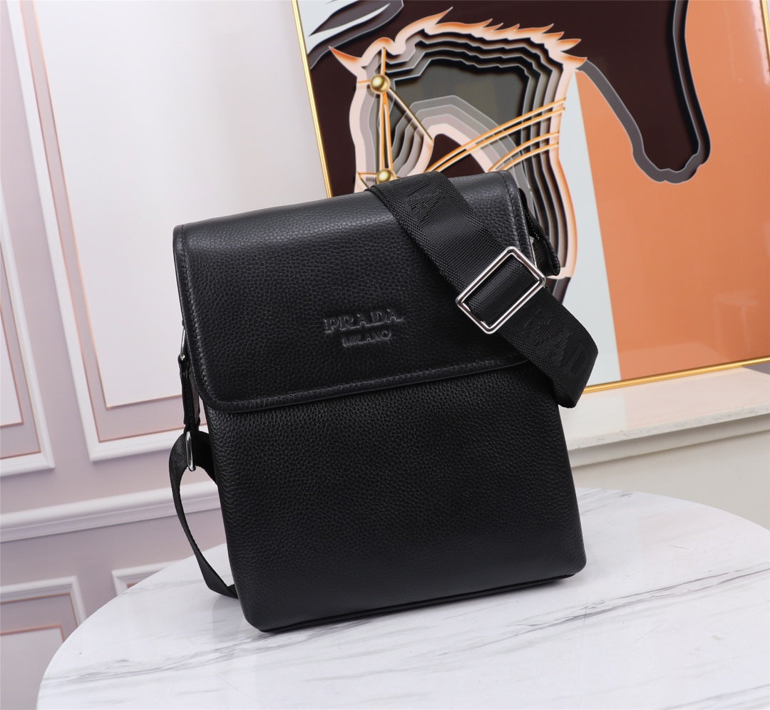 2XPD303B  Fashionable leather bag 