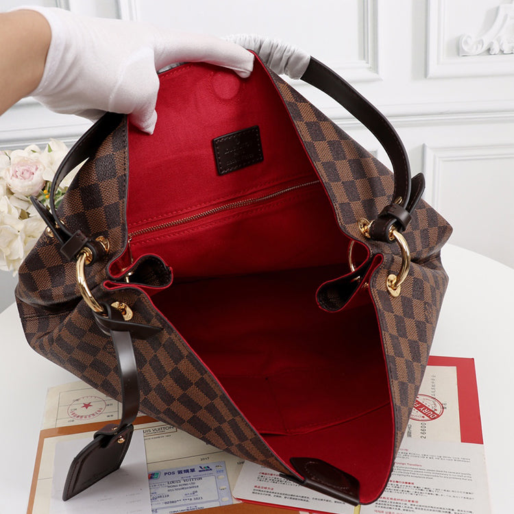 1E84B  Fashionable leather bag 