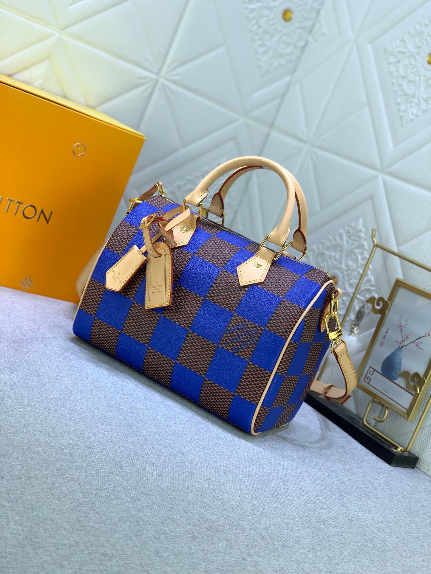 2XE269B  Fashionable leather bag 