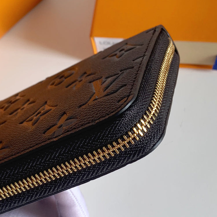 1E06B  Fashionable leather wallets