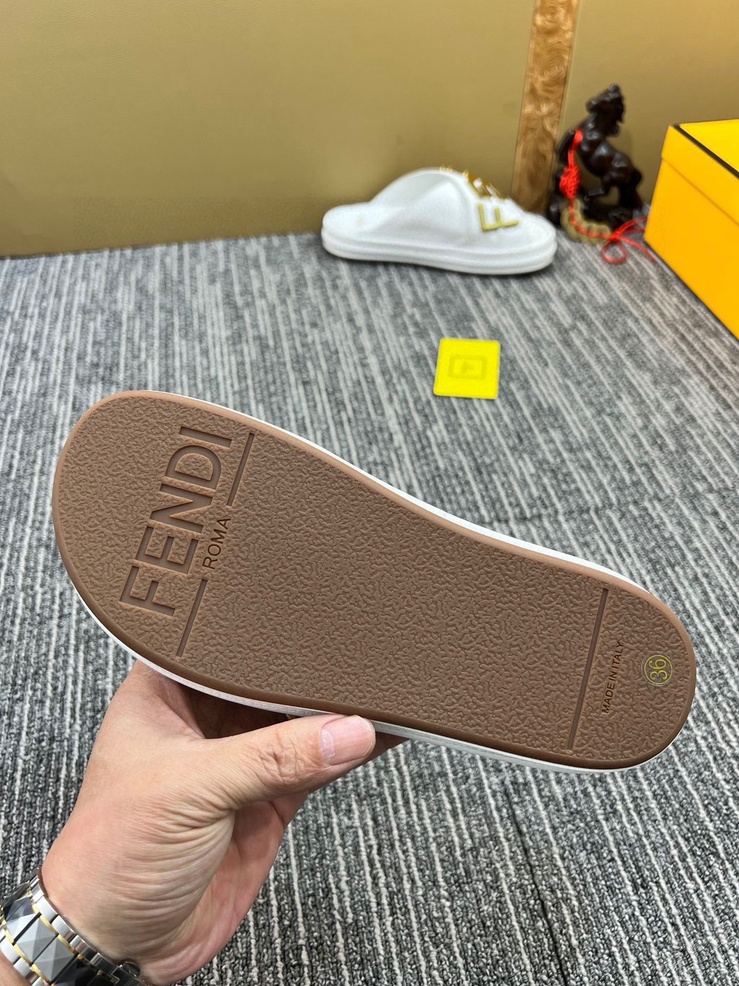 1: 1 High quality leather sandals 5YF93Z