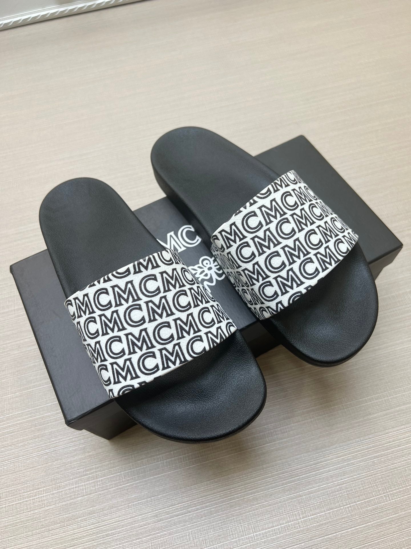 54M45Z   fashion slippers