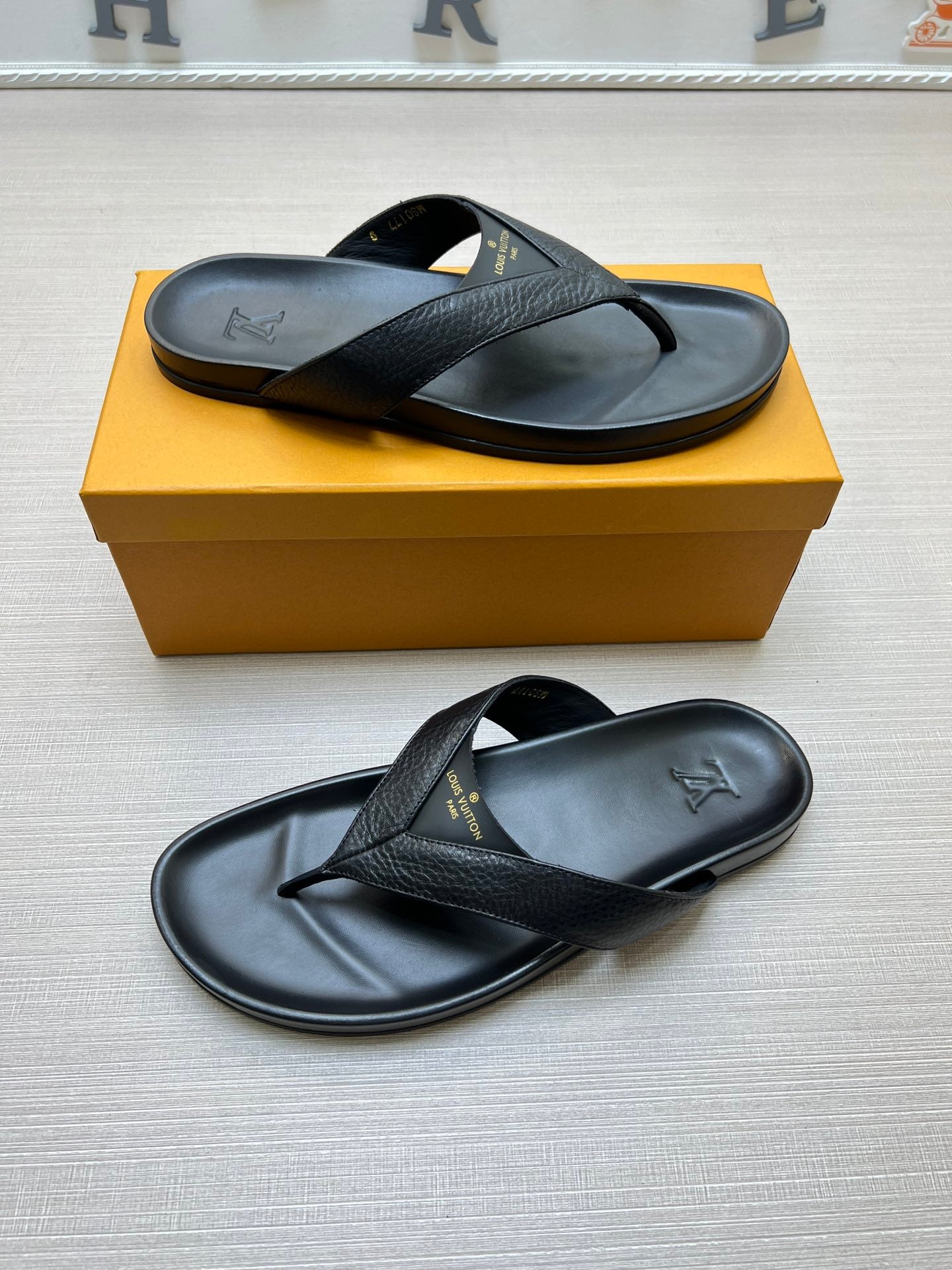 54E85Z   fashion slippers