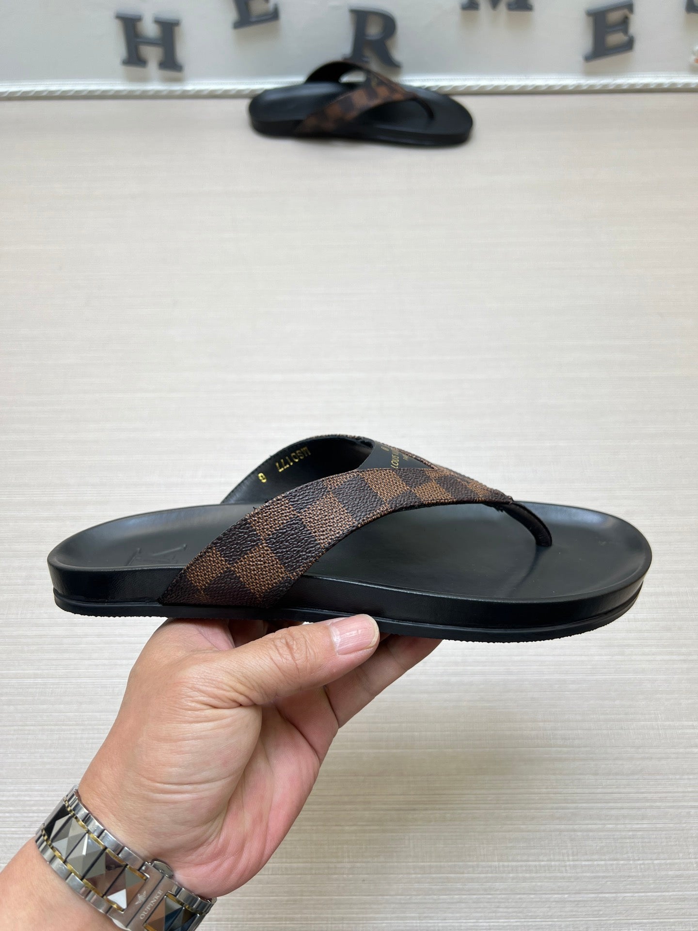 54E85Z   fashion slippers