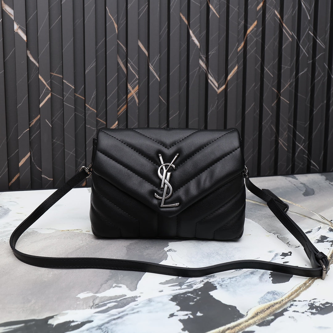 1XSL267B  Fashionable leather bag 