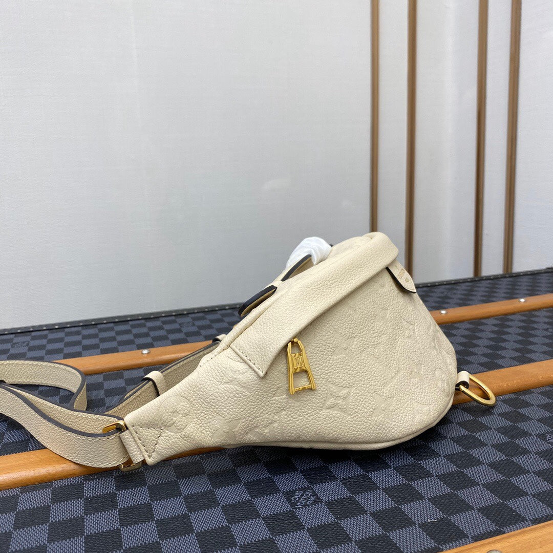 2XE299B  Fashionable leather bag 