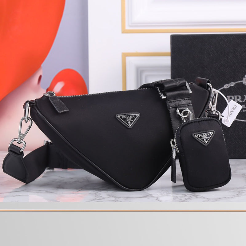 1XPD83B  Fashionable leather bag 