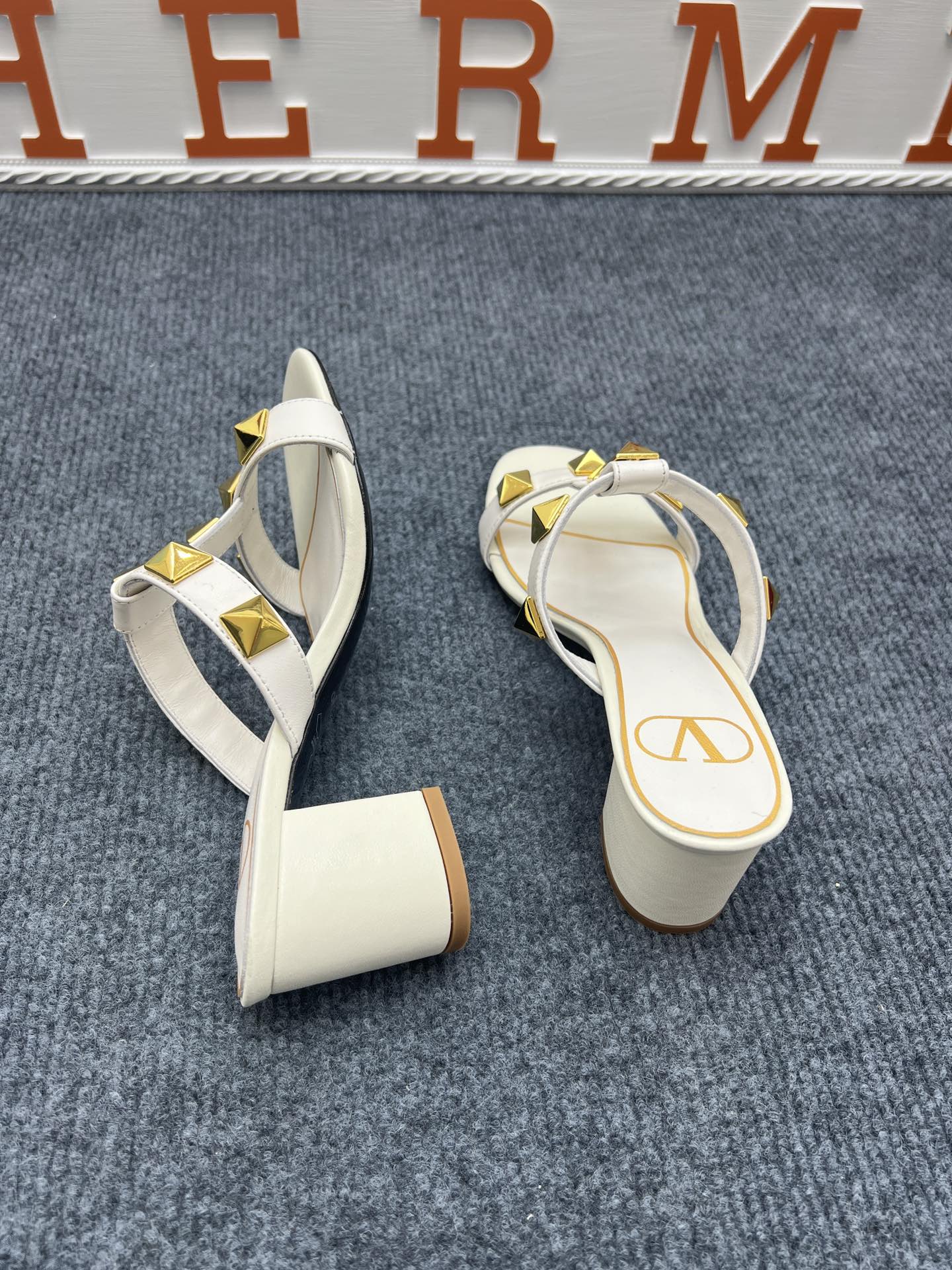 1: 1 High quality leather sandals 5YVL65Z