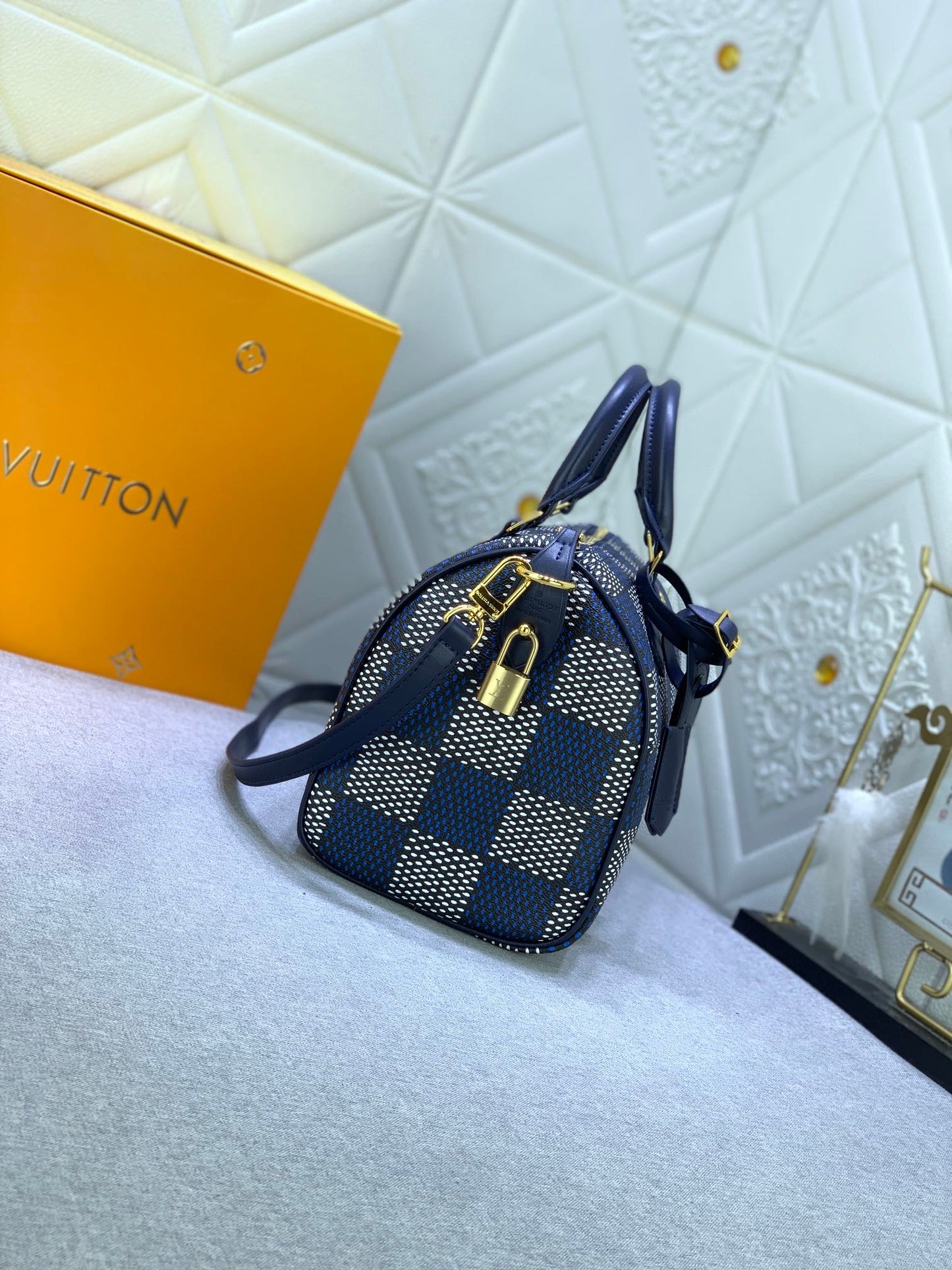 2XE269B  Fashionable leather bag 