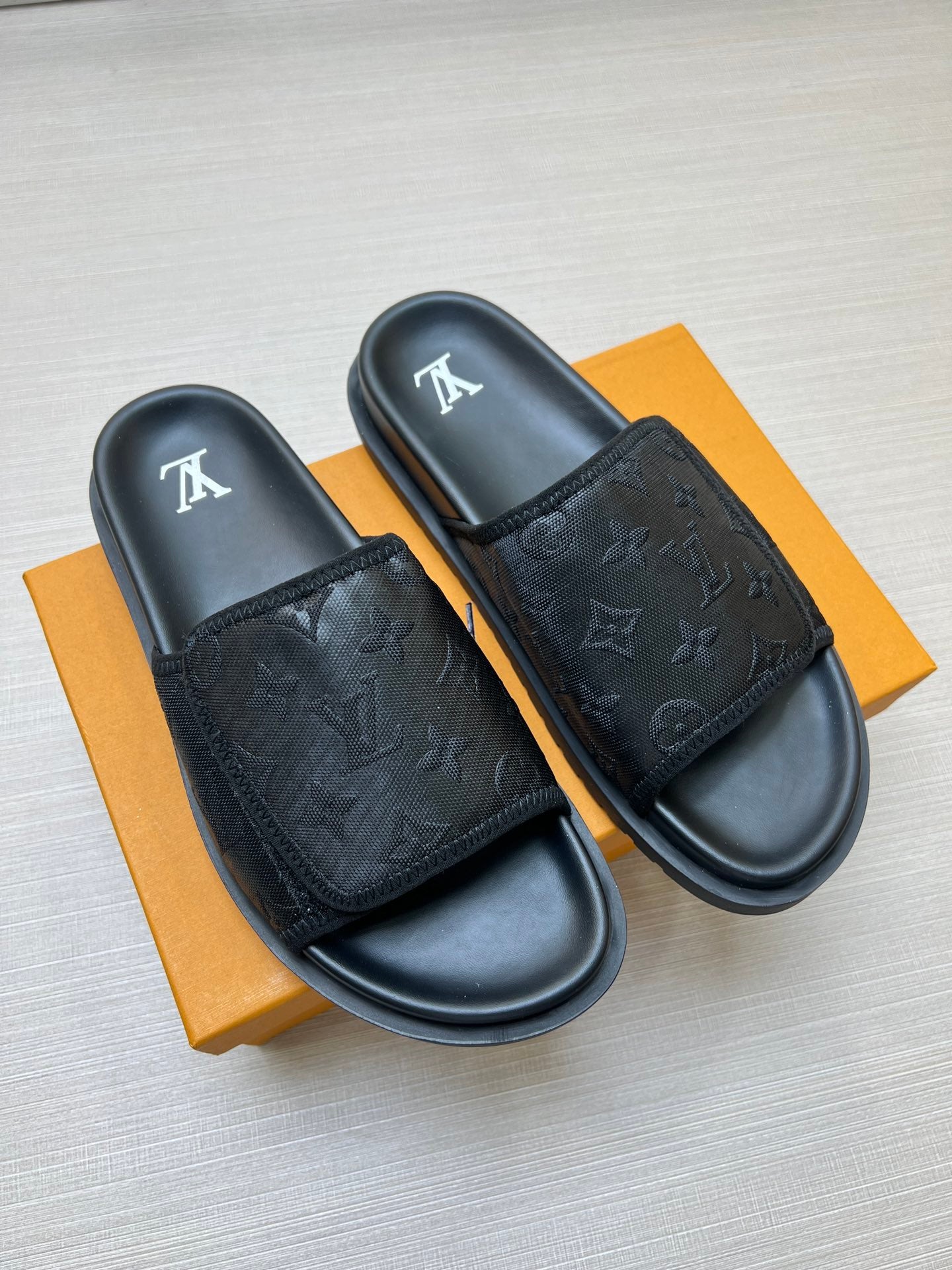 54E14Z    fashion slippers