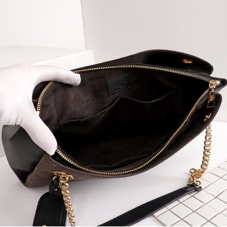 2E03B  Fashionable leather bag 