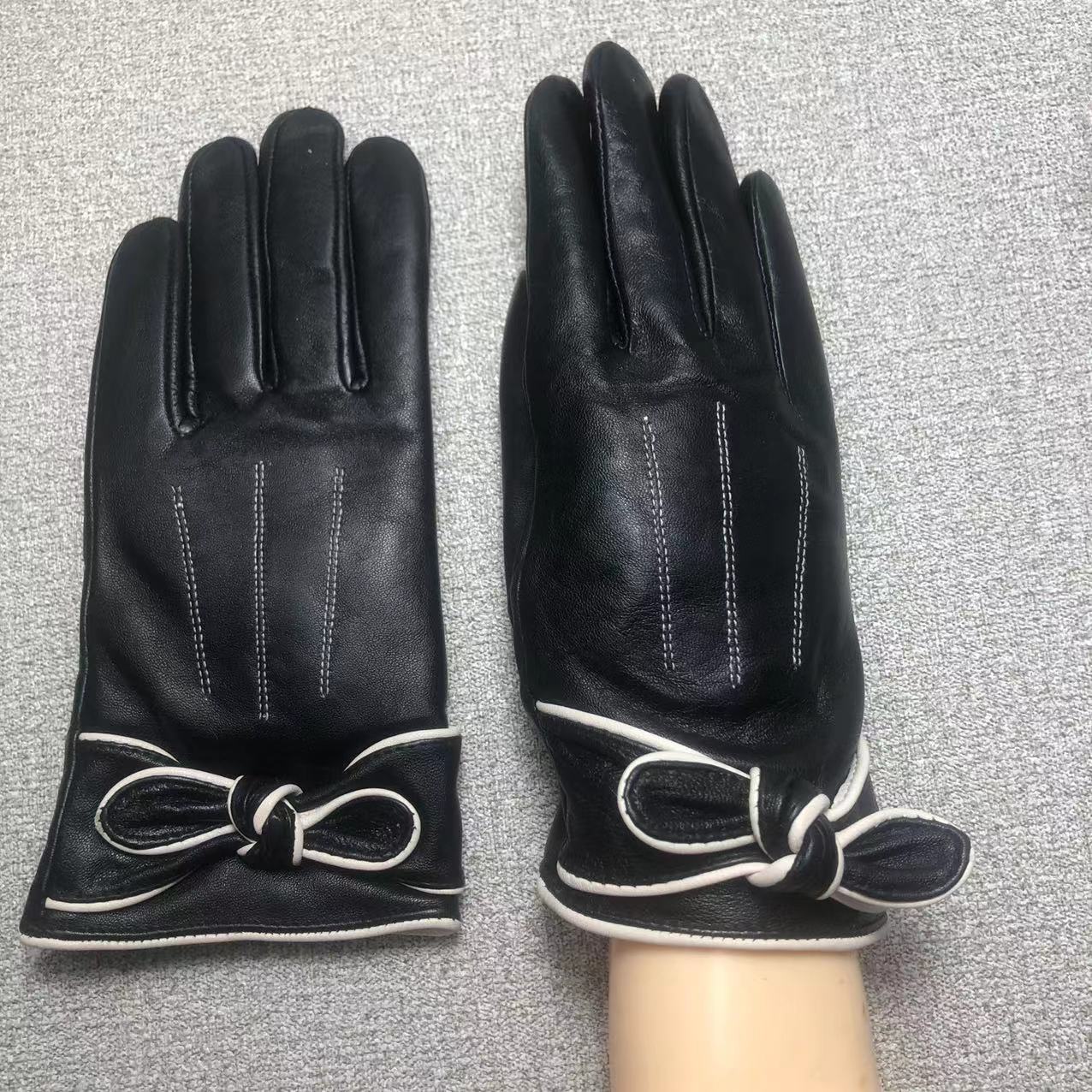 24C76S   Fashion gloves