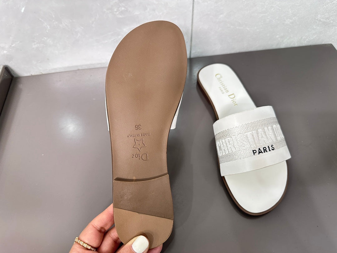 14D32Z   fashion slippers