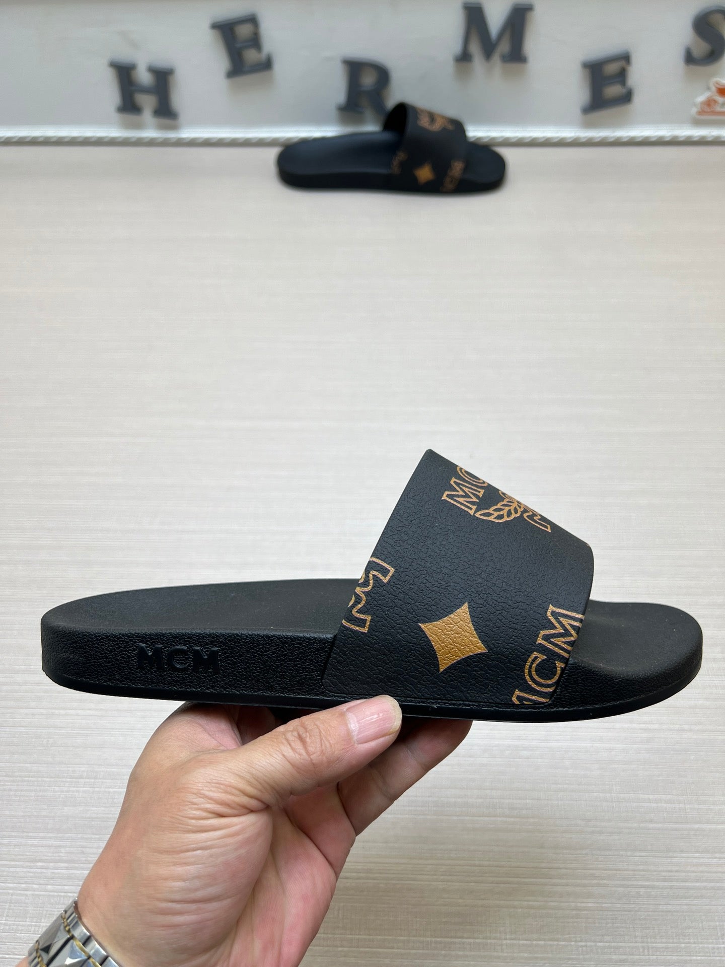 54M43Z  fashion   slippers