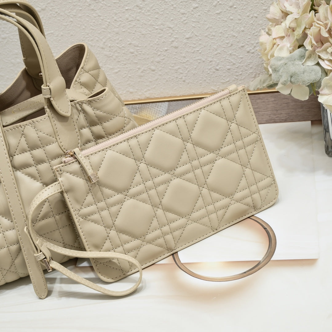 2XD359B  Fashionable leather bag 