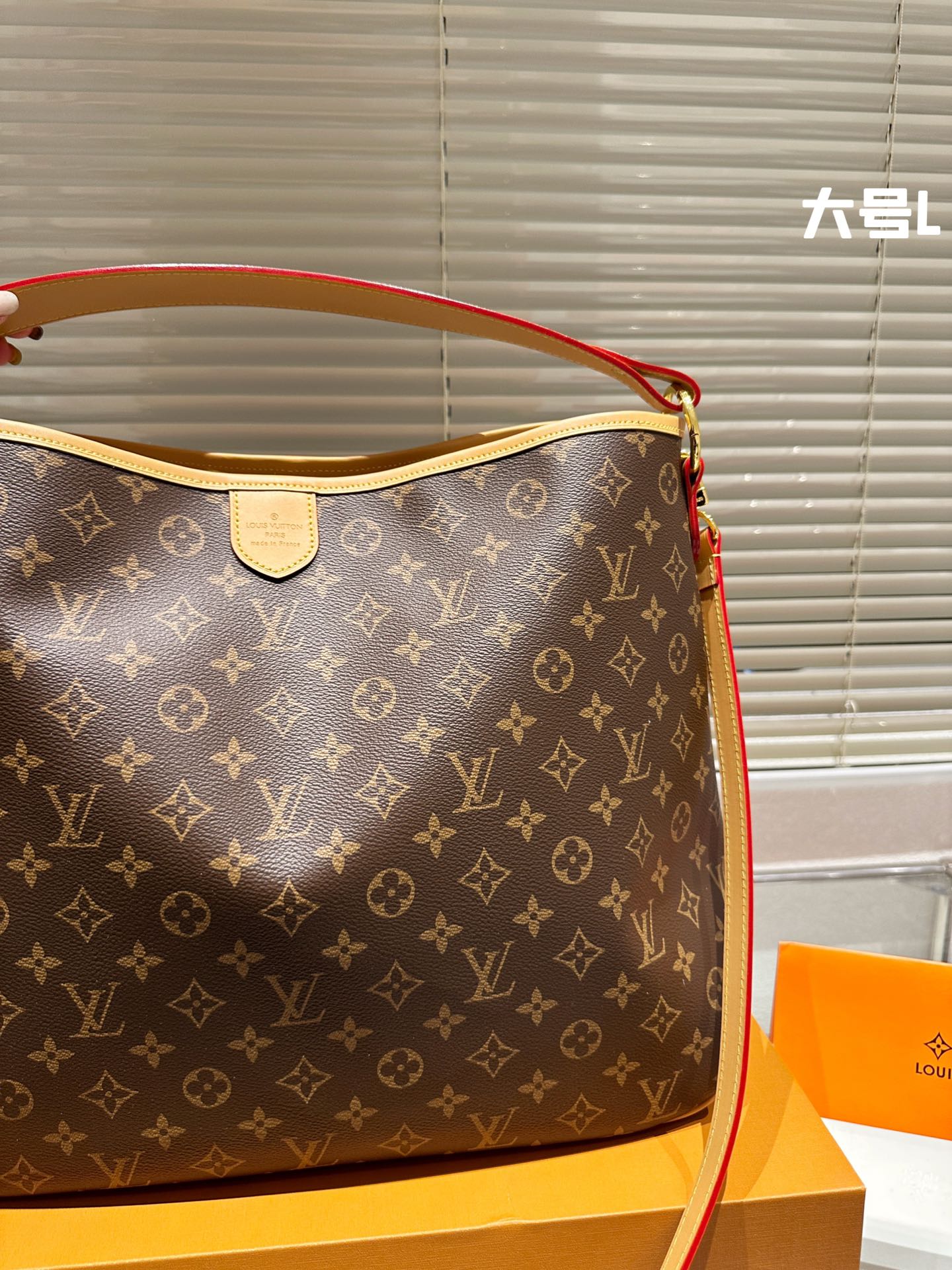 6XE227B (  Fashionable leather bag )