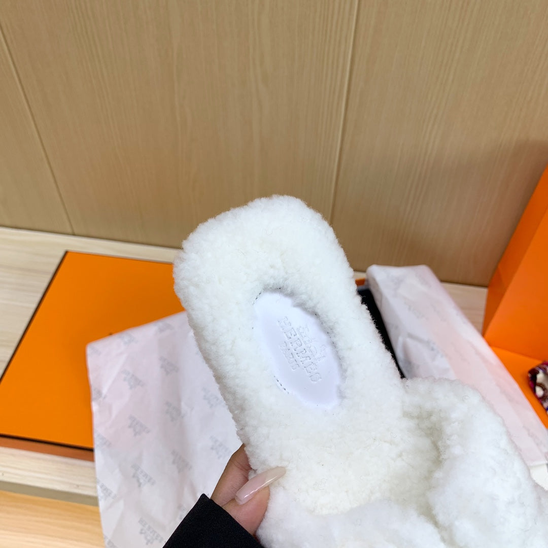 14H28Z   fashion slippers