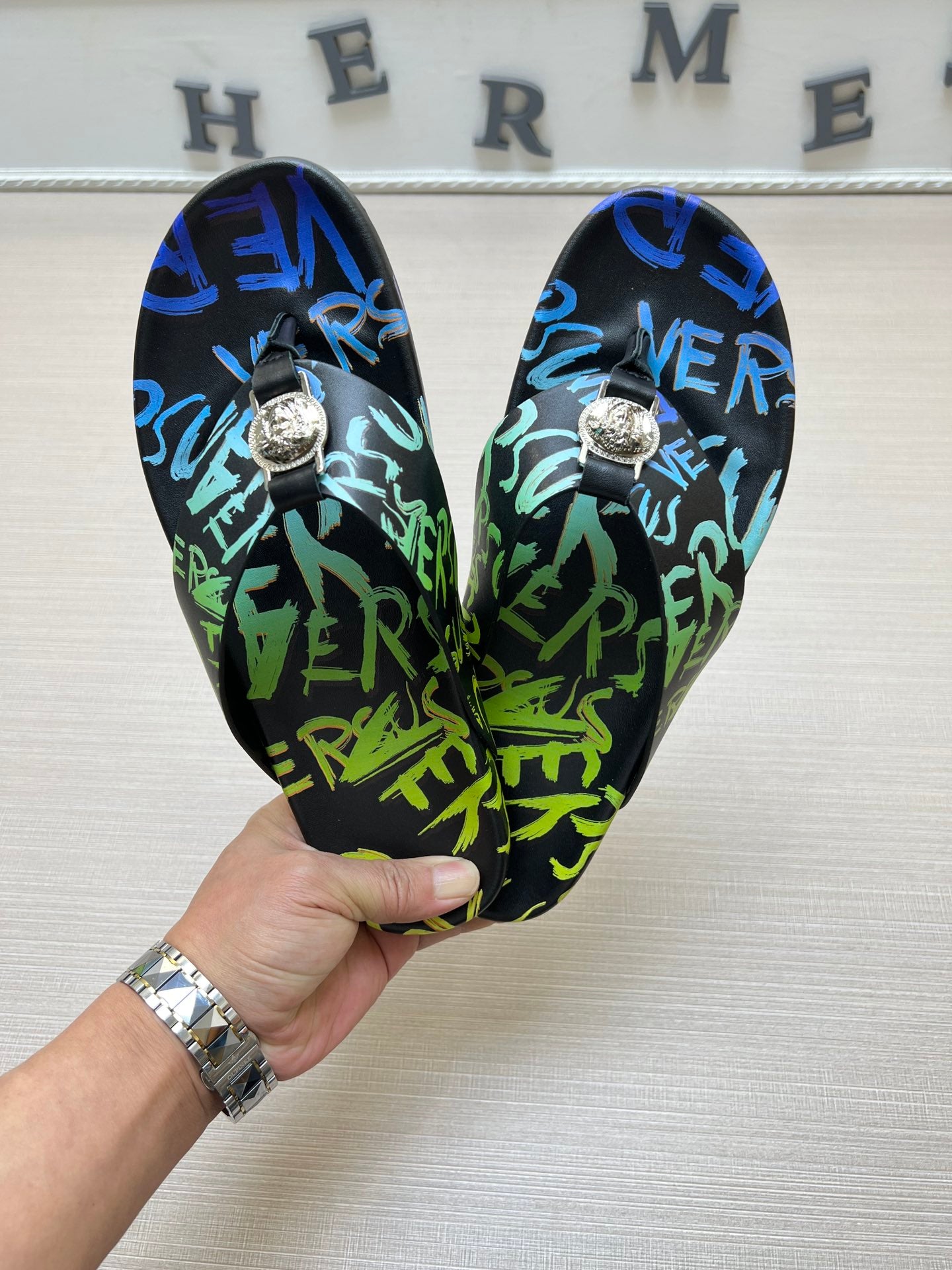 54V96Z   fashion  slippers