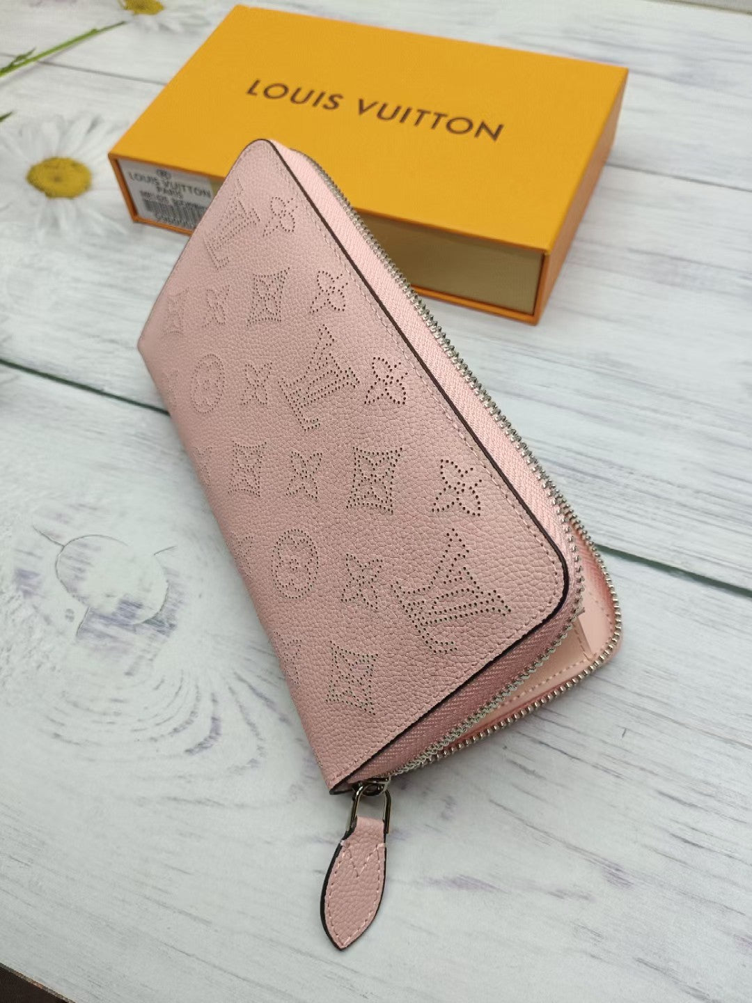 1XE102B  Fashionable leather wallets