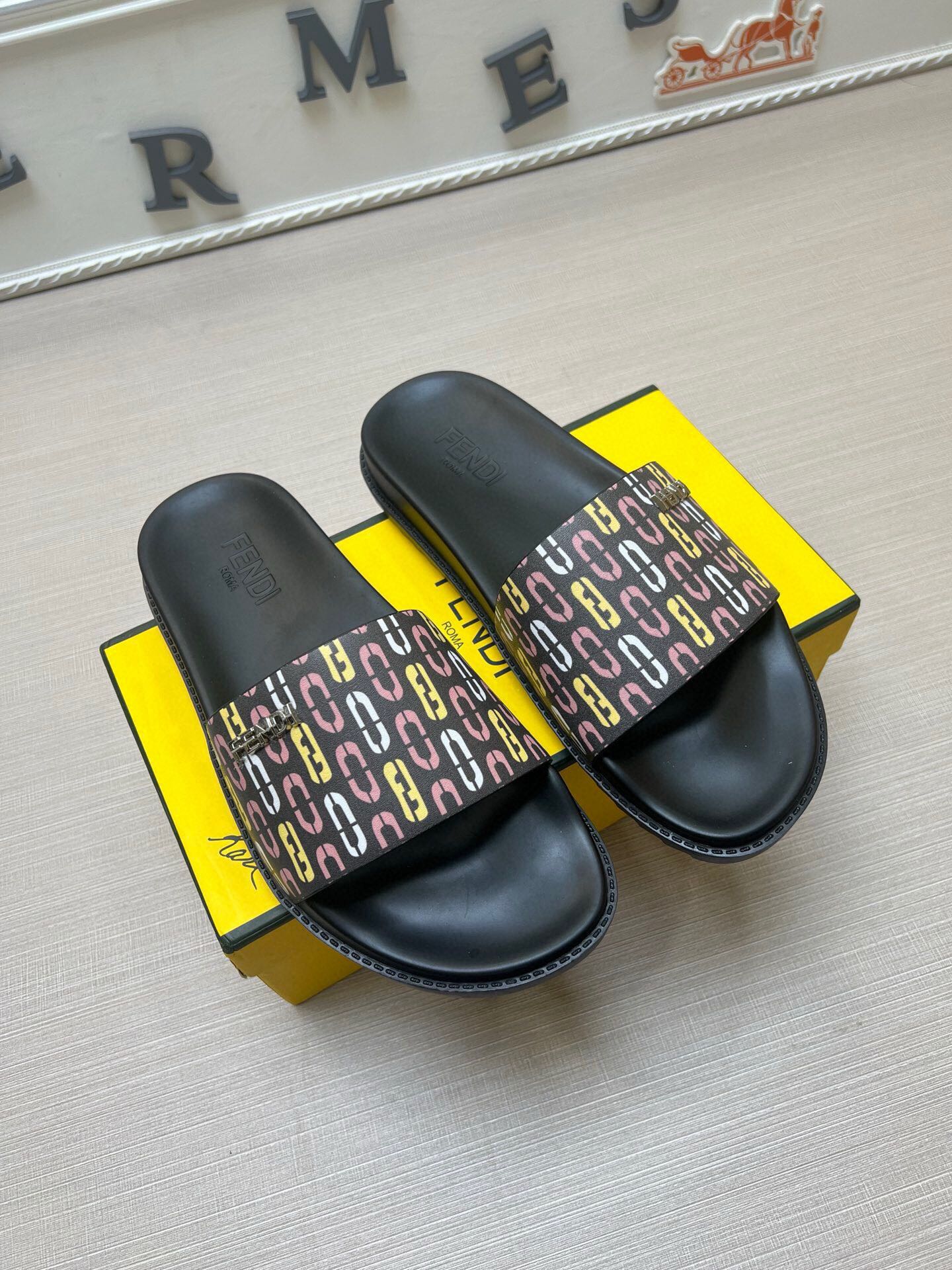 54F15Z   fashion slippers