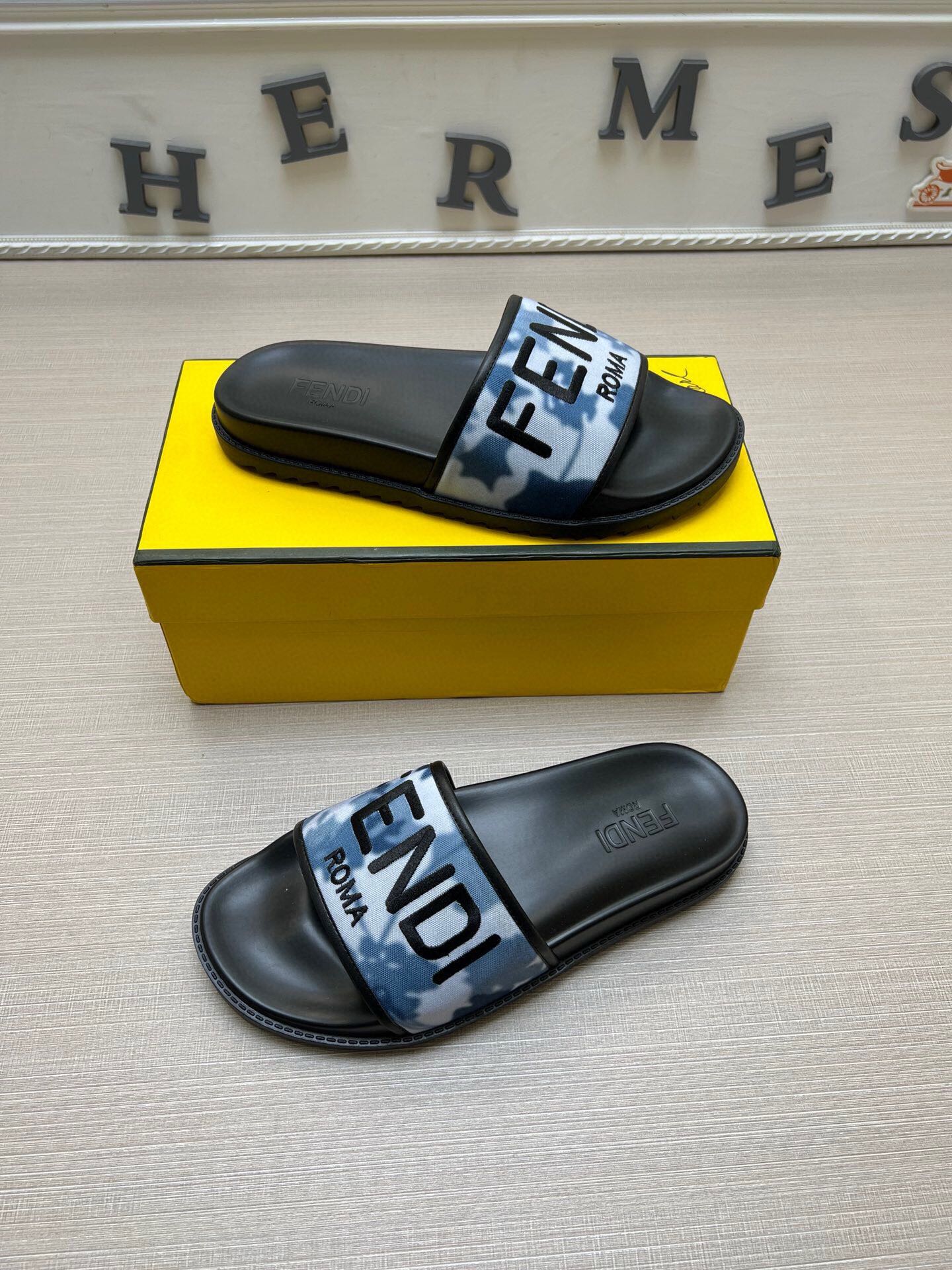 54F24Z    fashion slippers