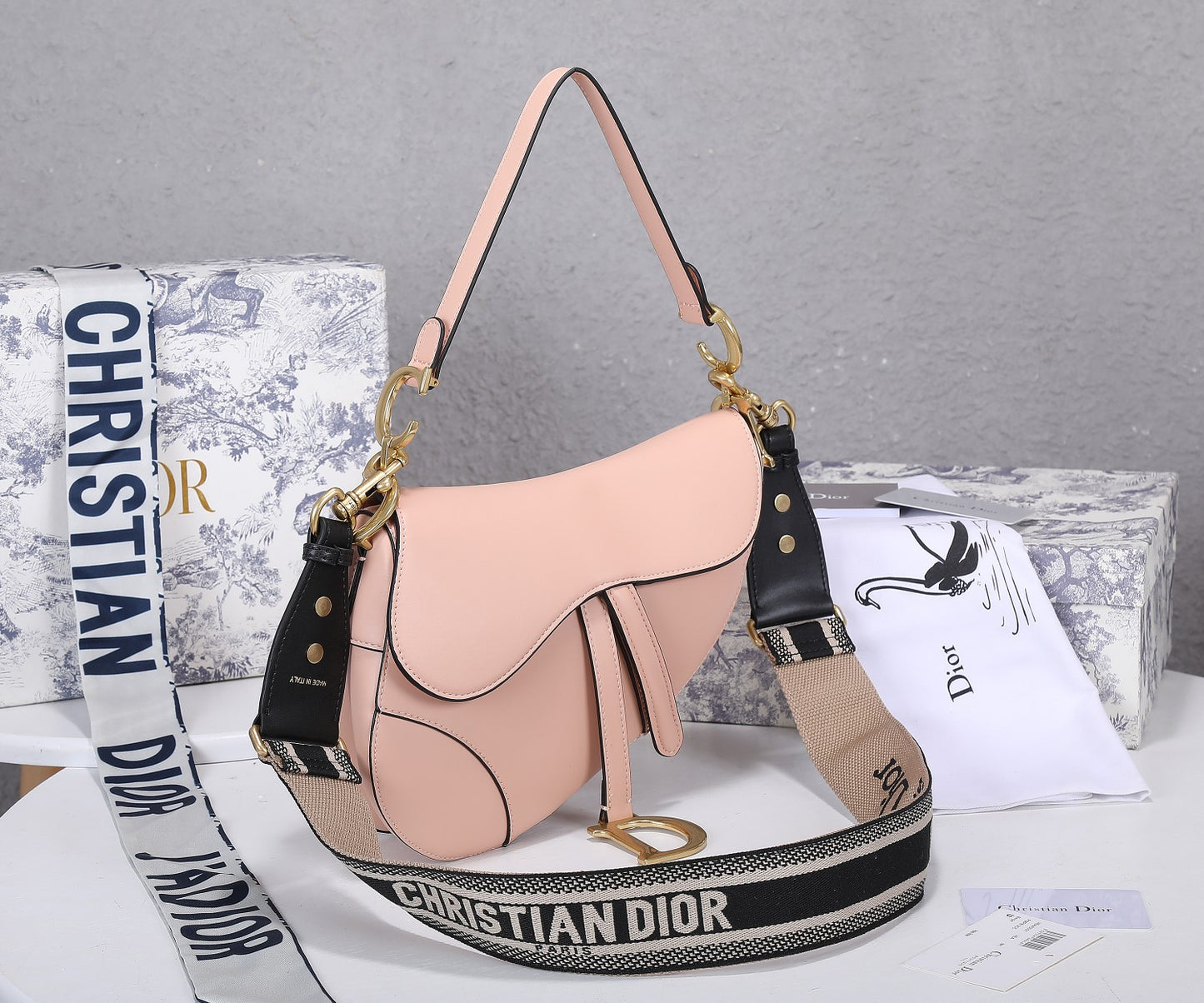 5D11B  Fashionable leather bag 