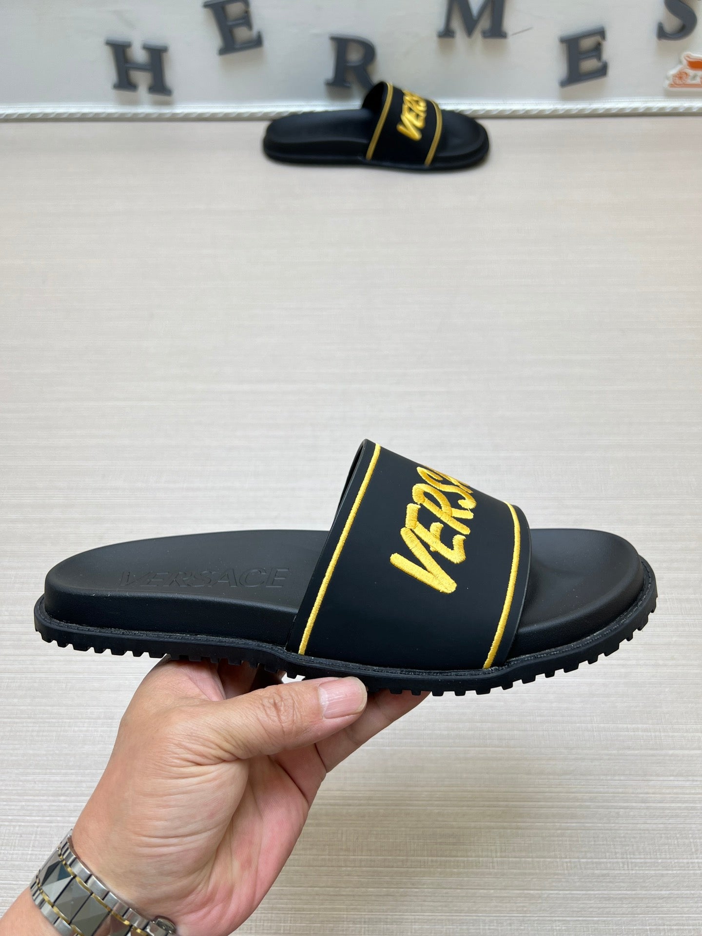 54V54Z   fashion slippers