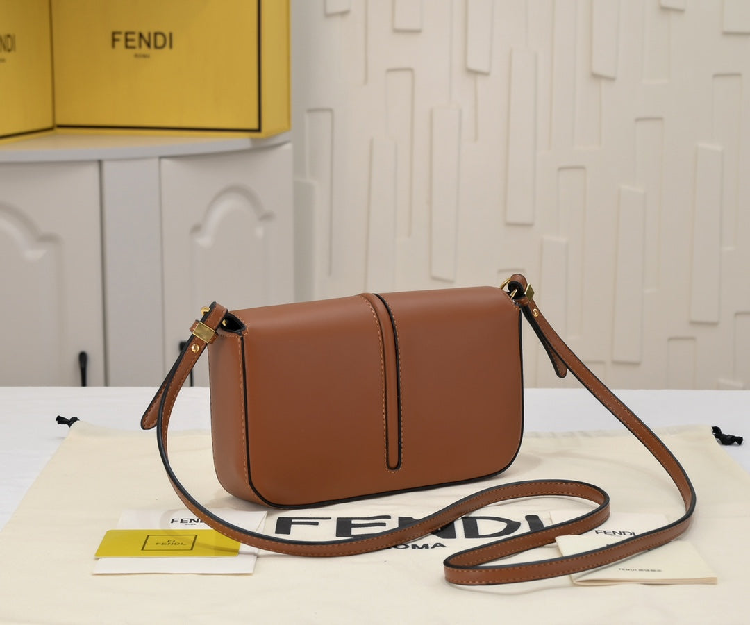 4XF9B  Fashionable leather bag 