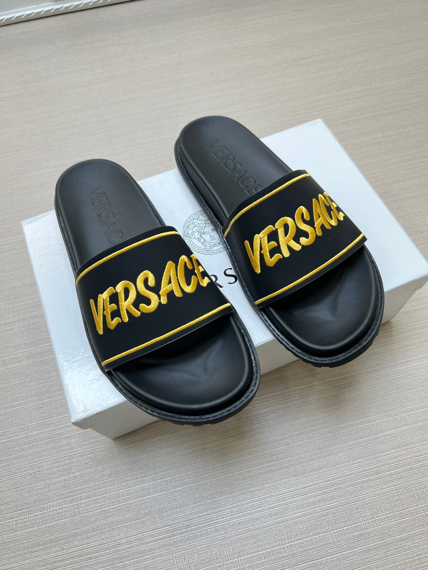 54V54Z   fashion slippers