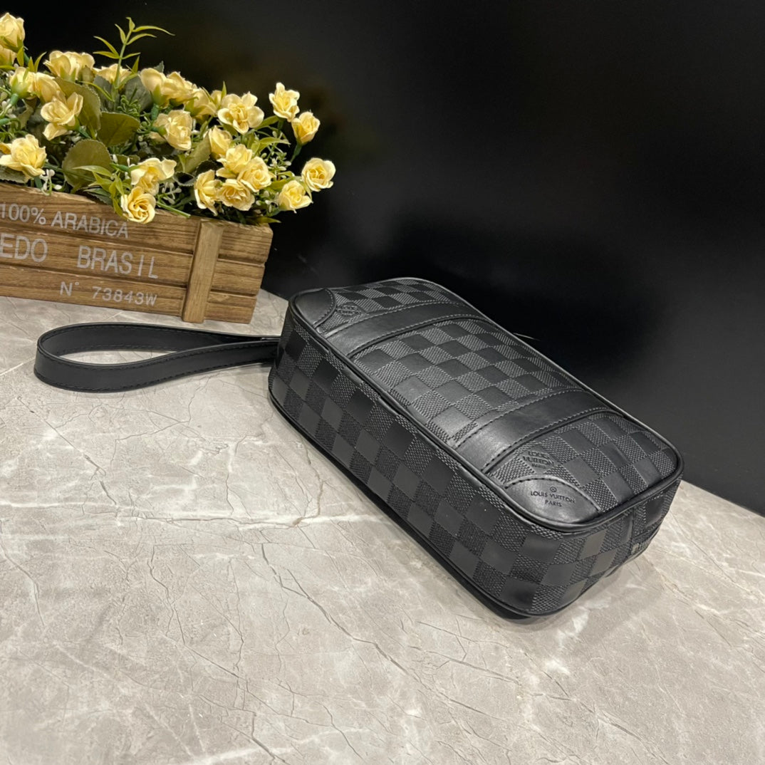 1XE117B  Fashionable leather bag 