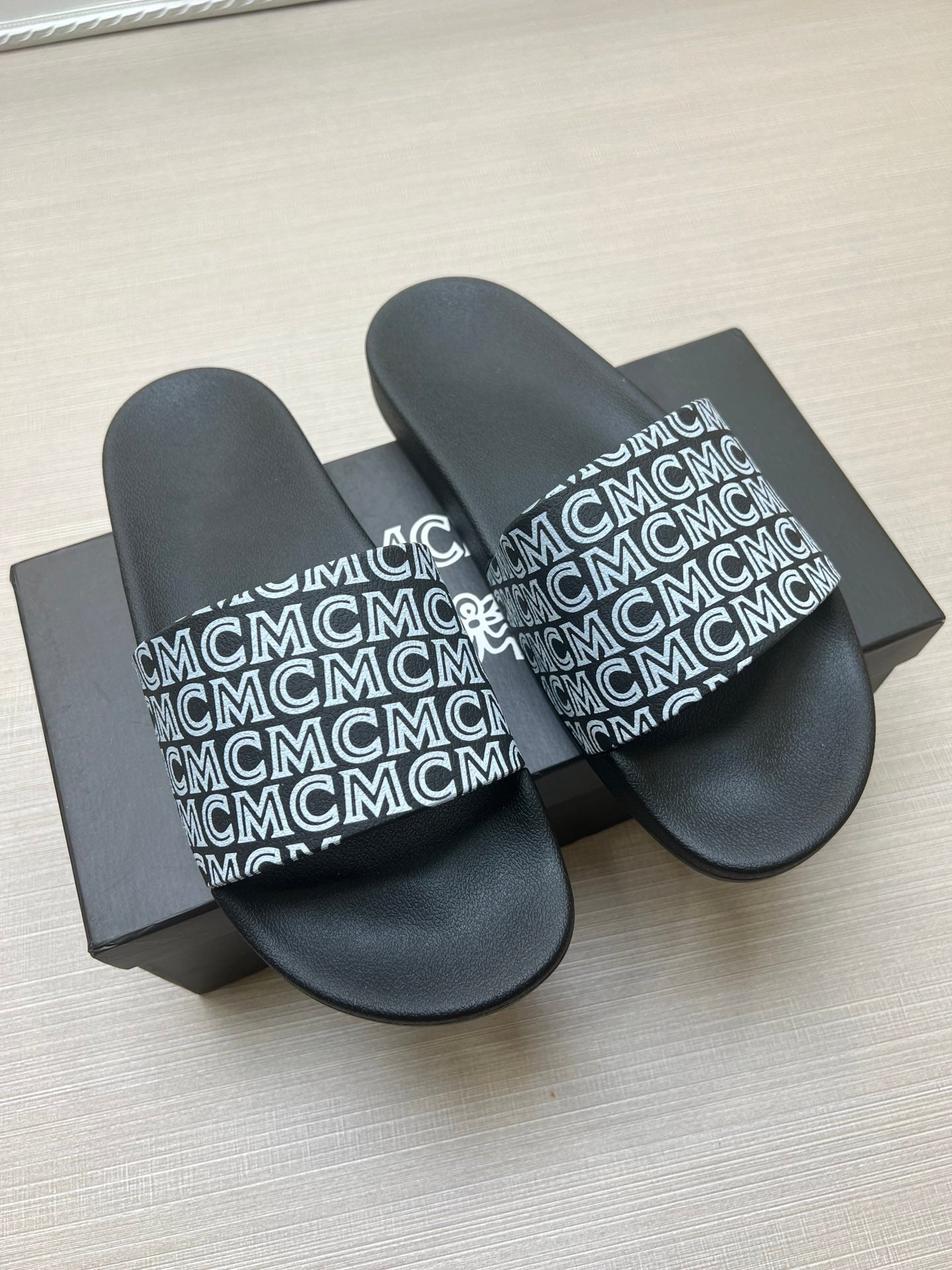 54M45Z   fashion slippers