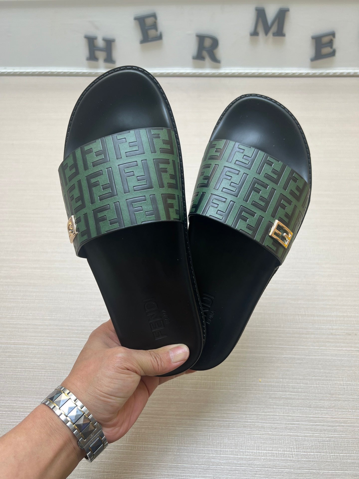 54F121Z   fashion  slippers