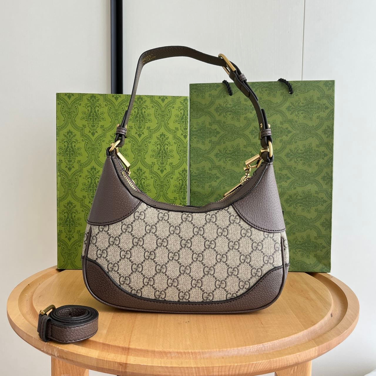 1XB418B Fashionable leather bag