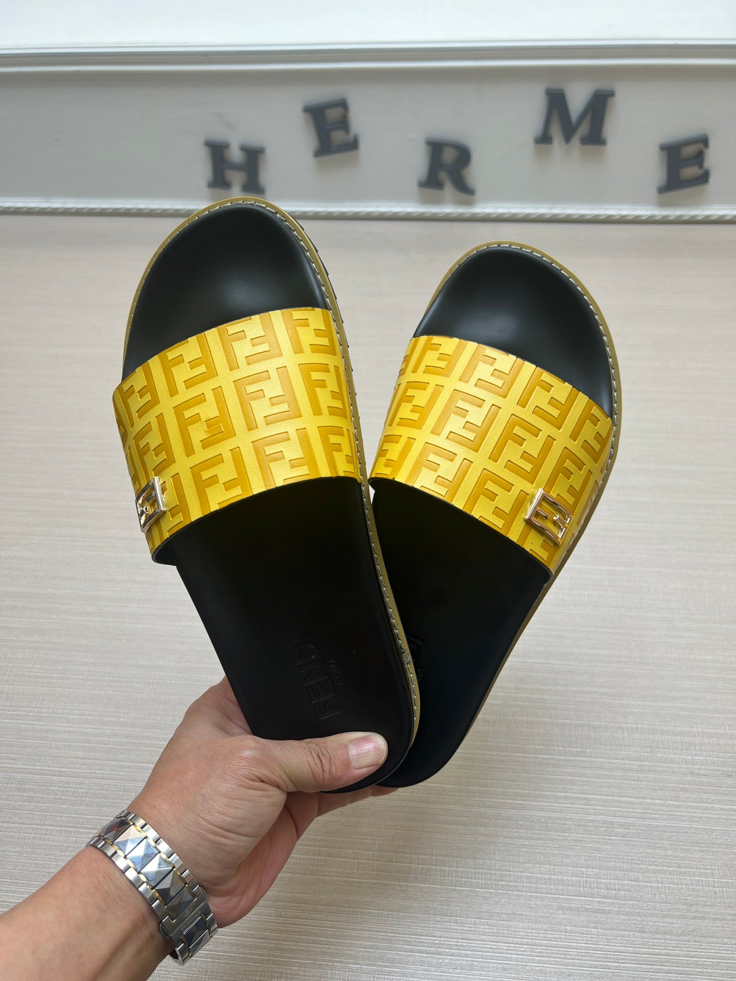 54F121Z   fashion  slippers