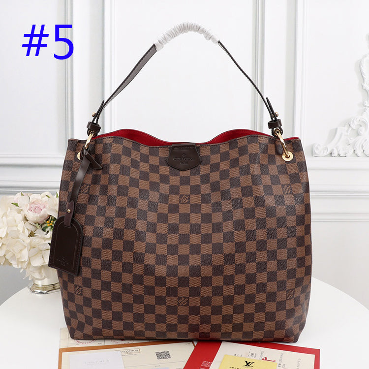 1E84B  Fashionable leather bag 