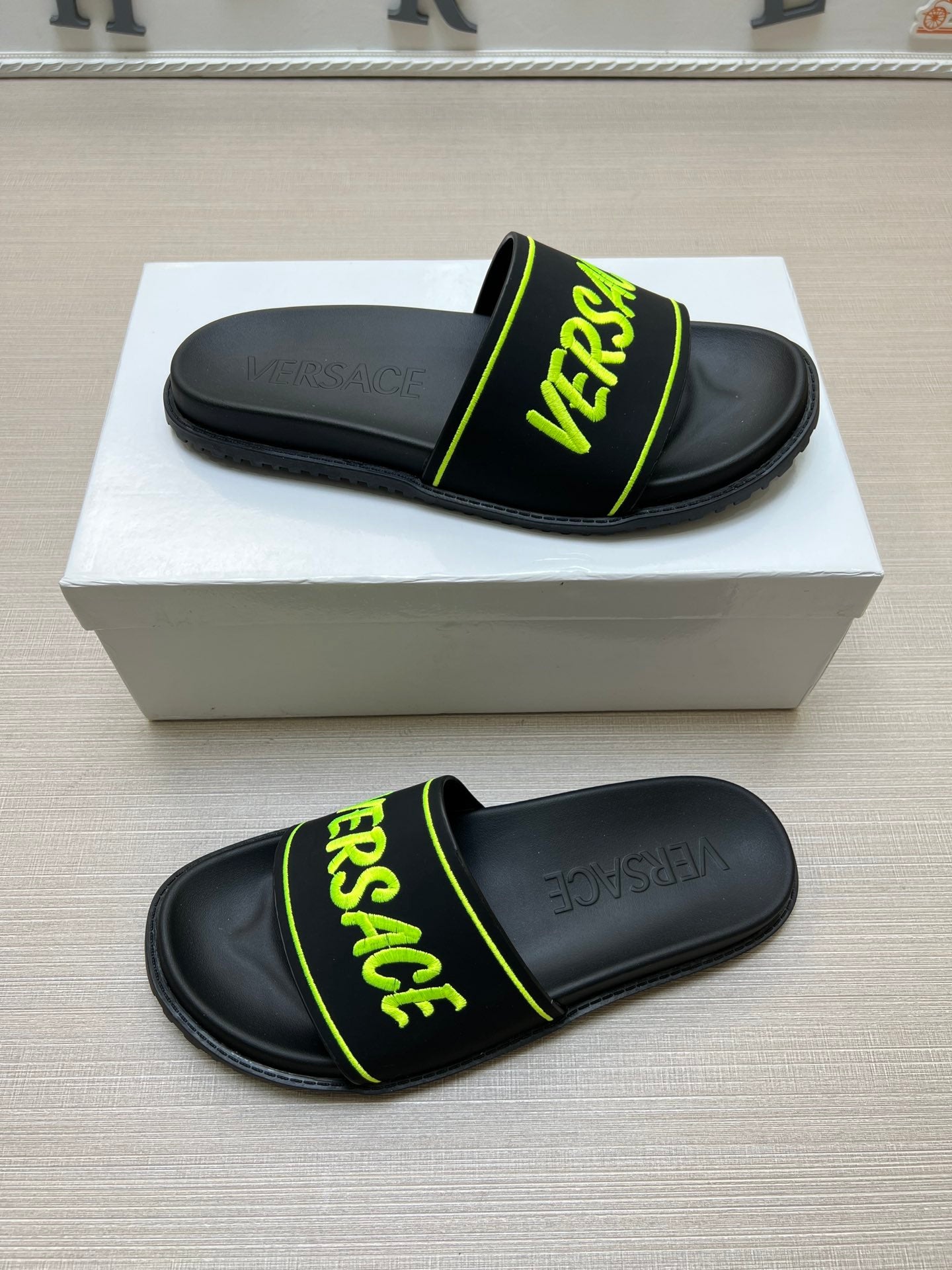 54V54Z   fashion slippers