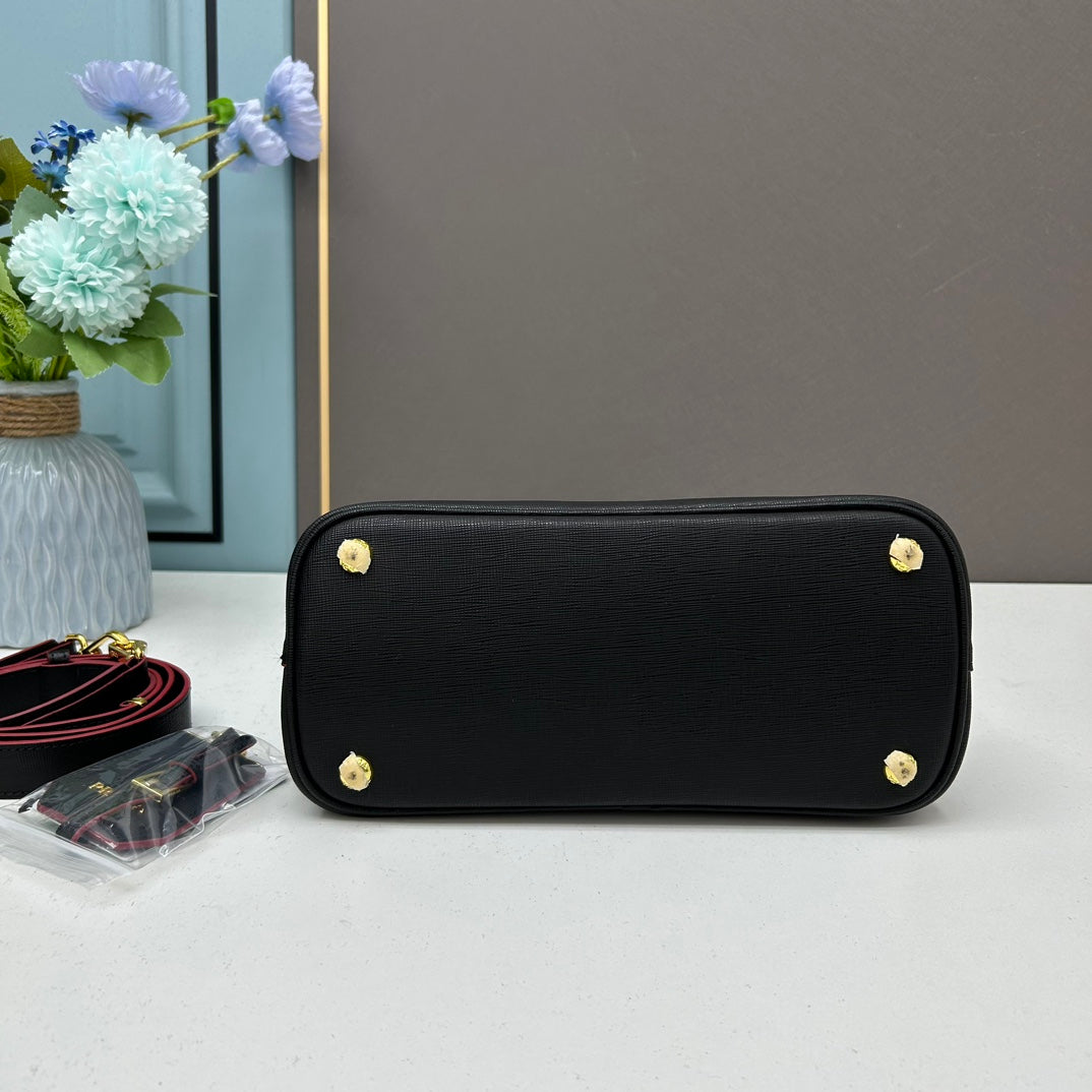 1XPD115B  Fashionable leather bag 