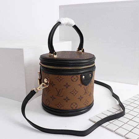 3E21B   Fashionable leather bag 