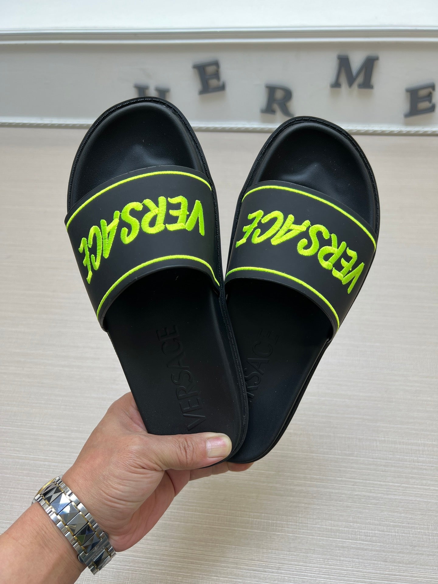 54V54Z   fashion slippers