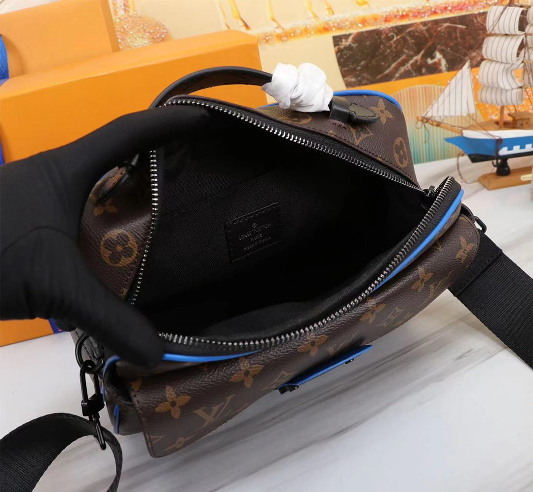 2XE137B  Fashionable leather bag 