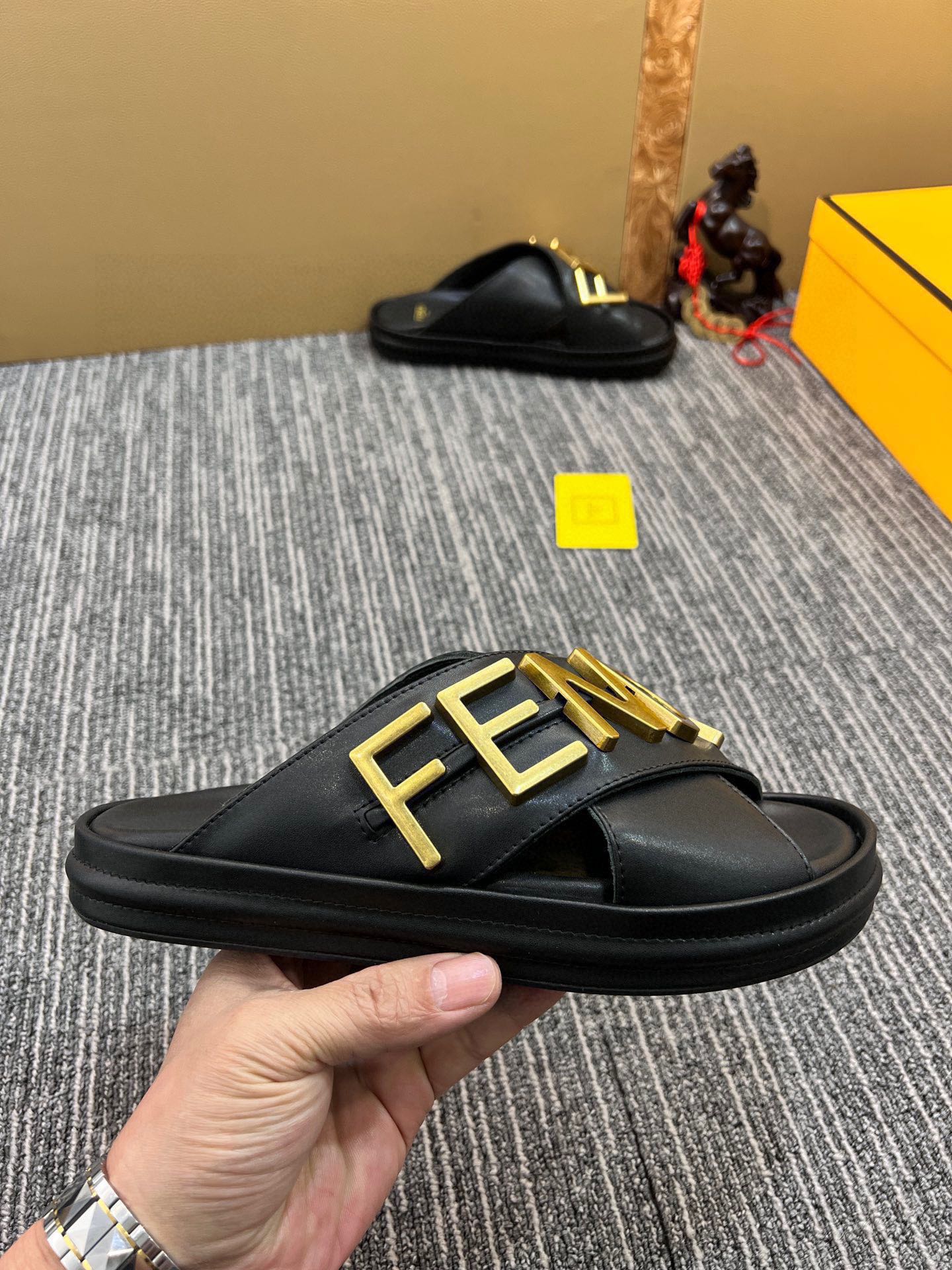 1: 1 High quality leather sandals 5YF93Z