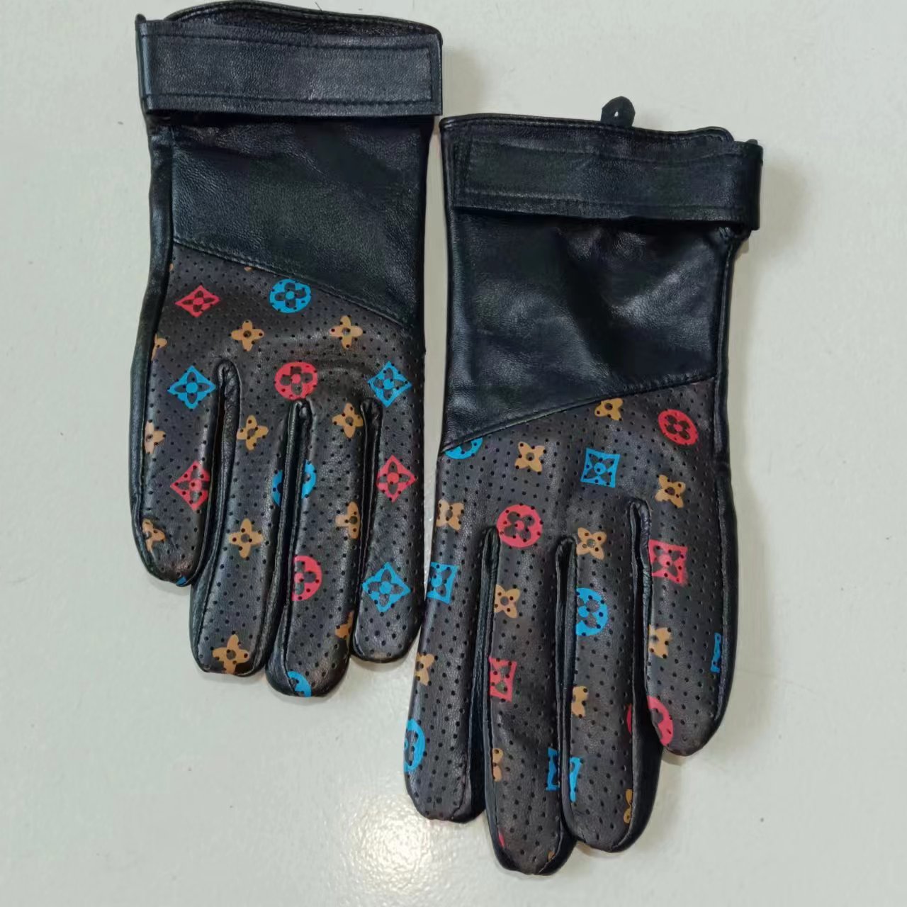 24E90S   Fashion gloves