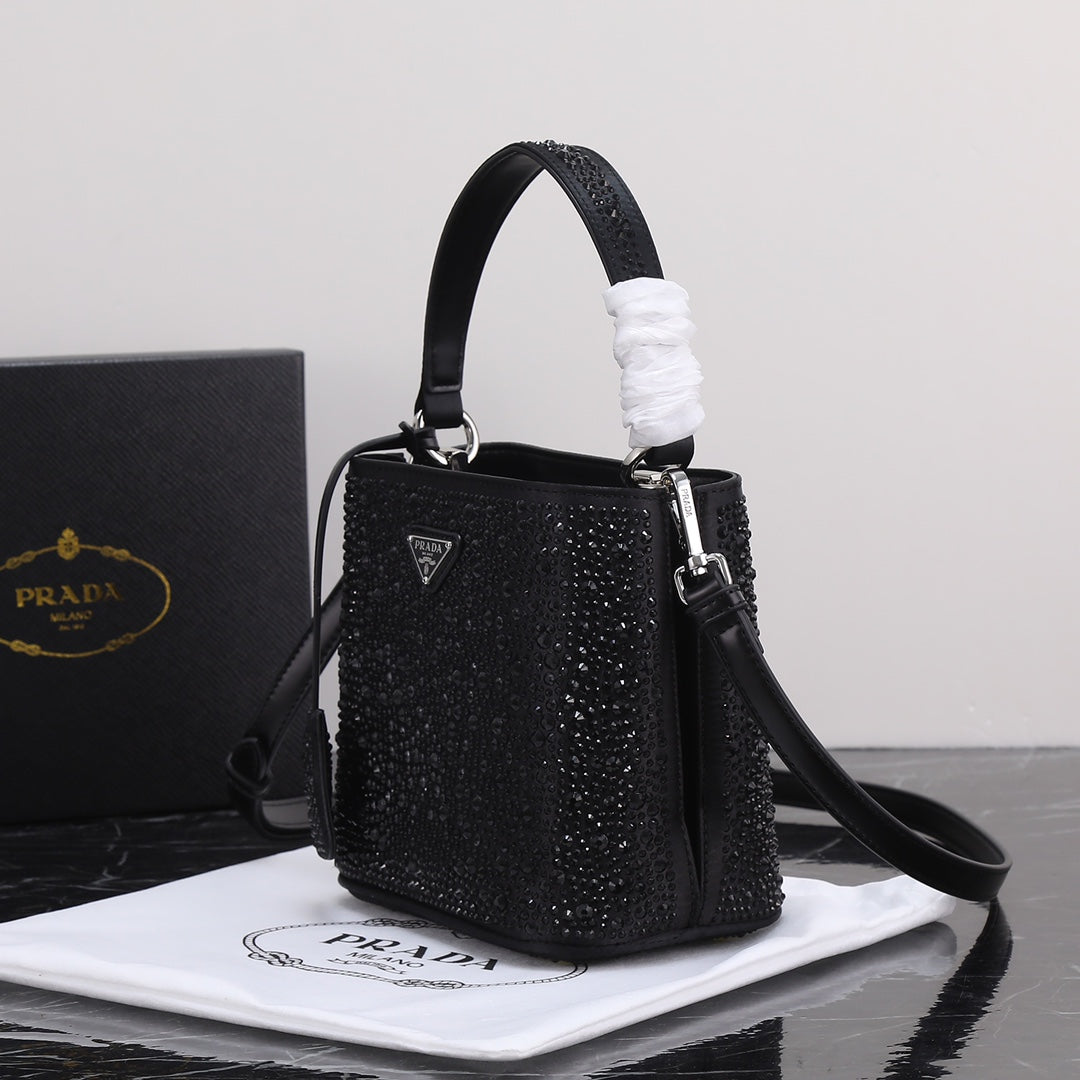 2XPD265B  Fashionable leather bag 