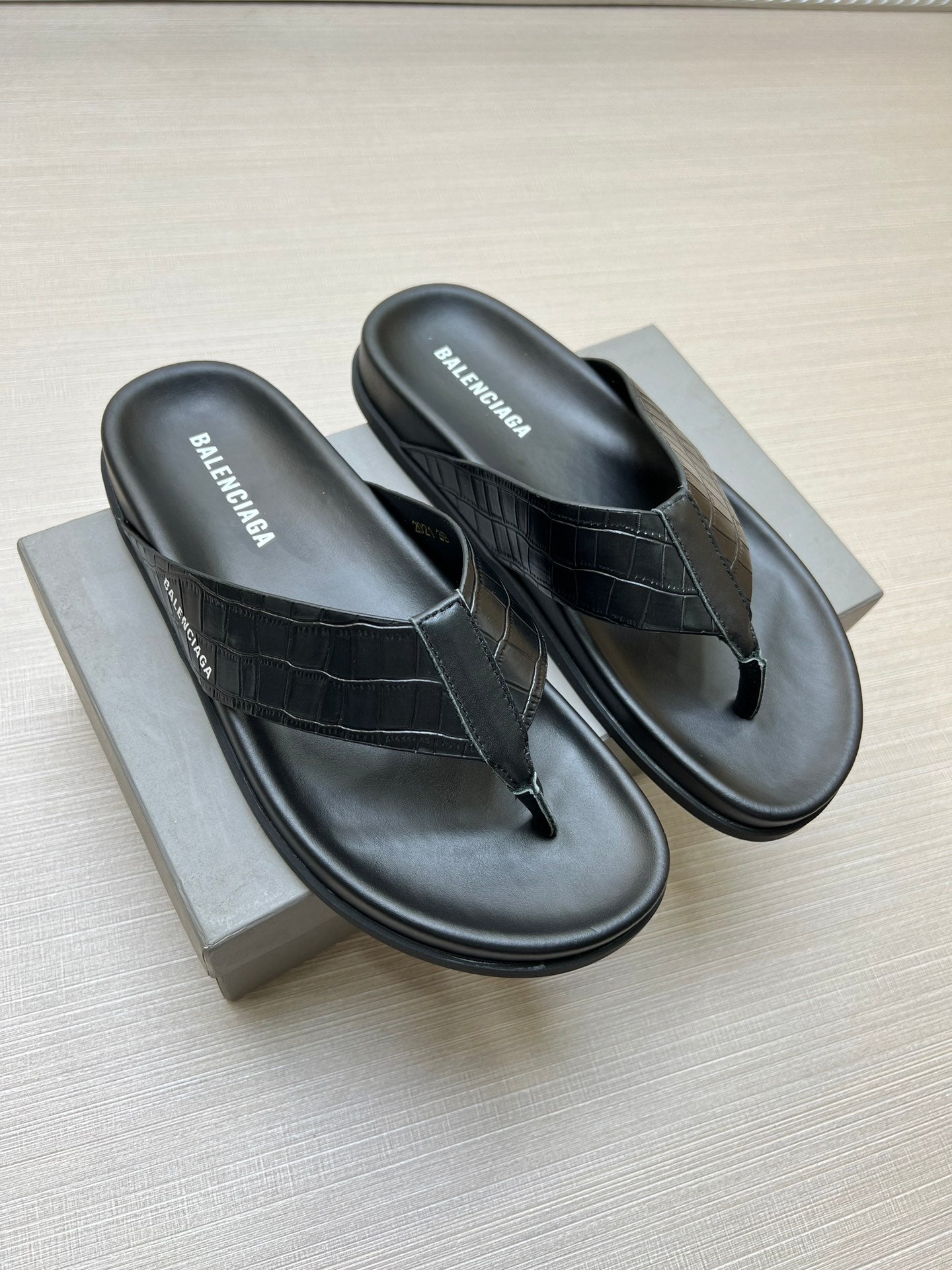 54J98Z    fashion slippers