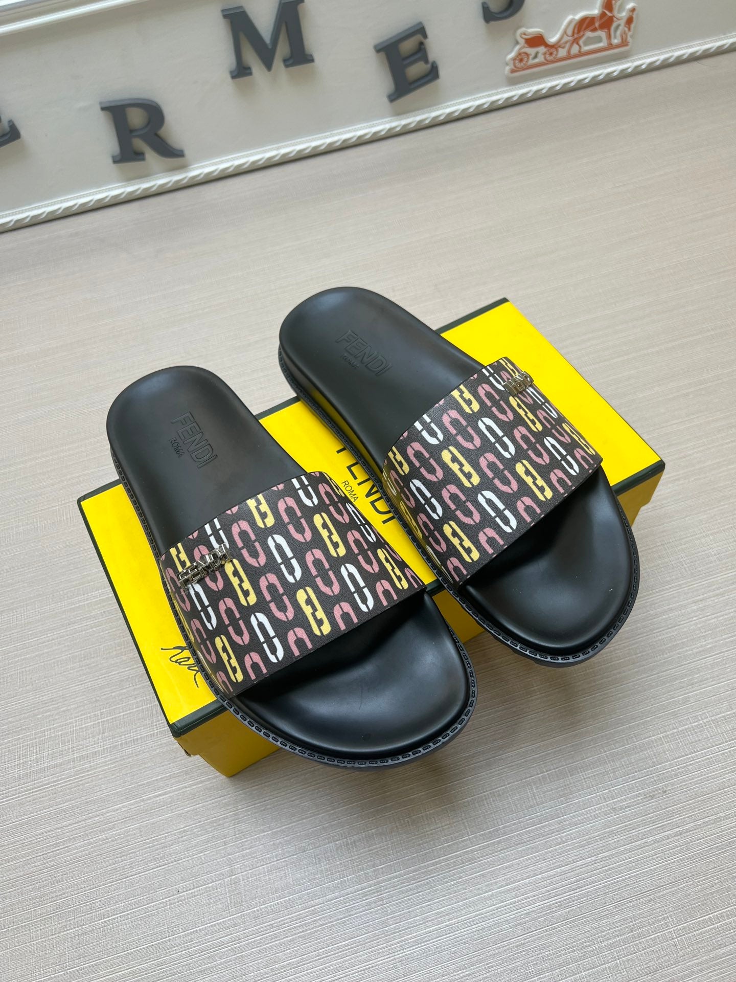 54F120Z   fashion  slippers